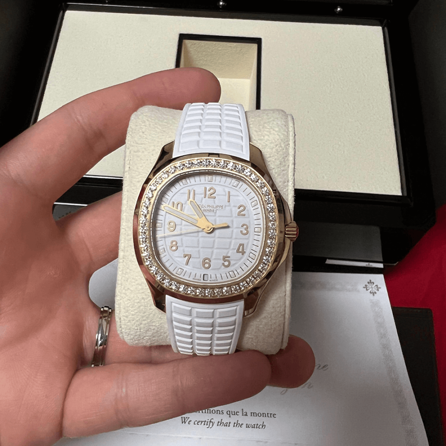 High Quality Replica Patek Philippe Female 38.8MM Aquanaut 5269-200R-001 Matte white, embossed with Aquanaut pattern Dial Composite material strap
